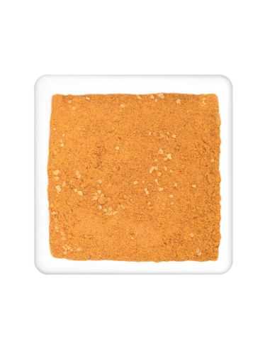 Quadratischer Teller mit fein gemahlenem, orangefarbenem Currypulver mit hellen Stückchen Quadratischer Teller mit fein gemahlenem, orangefarbenem Currypulver mit hellen Stückchen