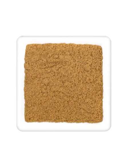 Quadratischer Teller mit fein gemahlenem, mittelbraunem Kreuzkümmel-Pulver