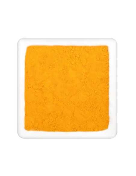 Quadratischer Teller mit fein gemahlenem, leuchtend gelbem Kurkumapulver Quadratischer Teller mit fein gemahlenem, leuchtend gelbem Kurkumapulver