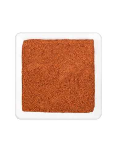 Quadratischer Teller mit fein gemahlenem, leuchtend rot-orangefarbenem Paprikapulver Quadratischer Teller mit fein gemahlenem, leuchtend rot-orangefarbenem Paprikapulver