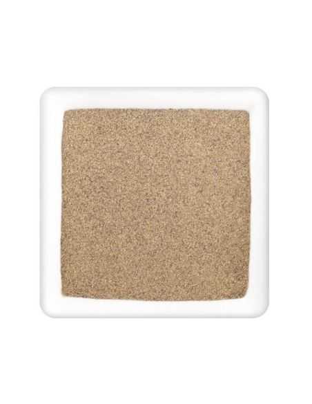 Quadratischer Teller mit fein gemahlenem, mittelbraunem Pfefferpulver