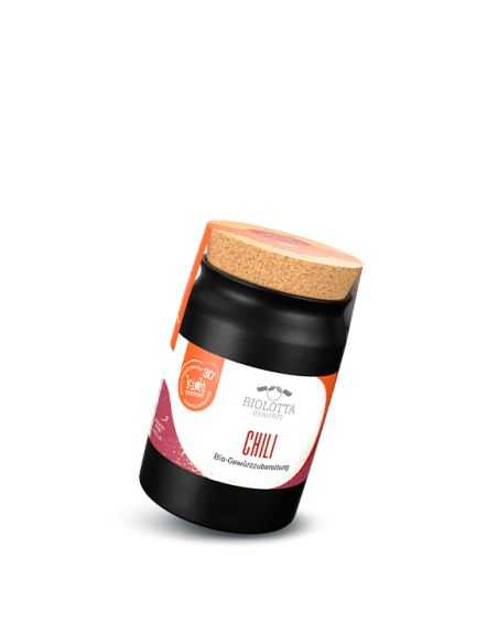 Schwarzes Keramiktöpfchen mit rot-weißem Etikett mit der Aufschrift „CHILI“. Schwarzes Keramiktöpfchen mit rot-weißem Etikett mit der Aufschrift „CHILI“.