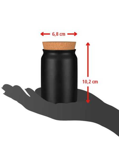 Ein schwarzer Keramiktopf auf einer Handfläche. Daneben ein Pfeil mit „10,2 cm“ und ein Pfeil mit der Breitenangabe „6,8 cm“. Ein schwarzer Keramiktopf auf einer Handfläche. Daneben ein Pfeil mit „10,2 cm“ und ein Pfeil mit der Breitenangabe „6,8 cm“.