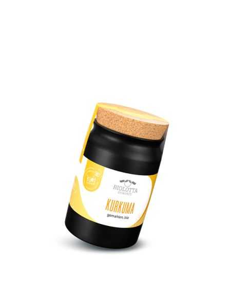 Schwarzes Keramiktöpfchen mit gelb-weißem Etikett mit der Aufschrift „KURKUMA“. Schwarzes Keramiktöpfchen mit gelb-weißem Etikett mit der Aufschrift „KURKUMA“.