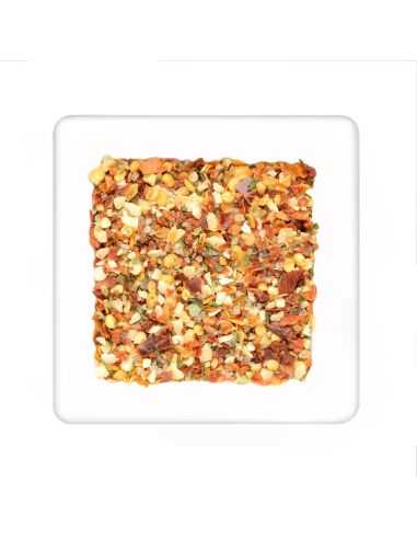 Quadratischer Mix aus groben, bunten Gewürzstückchen in Rot und Gelb.