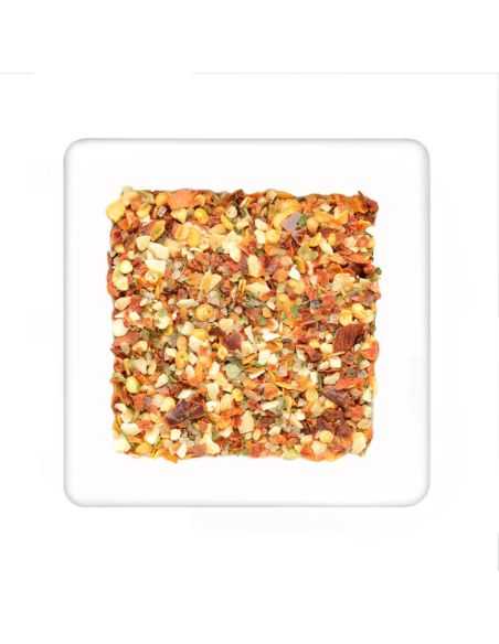 Quadratischer Mix aus groben, bunten Gewürzstückchen in Rot und Gelb.