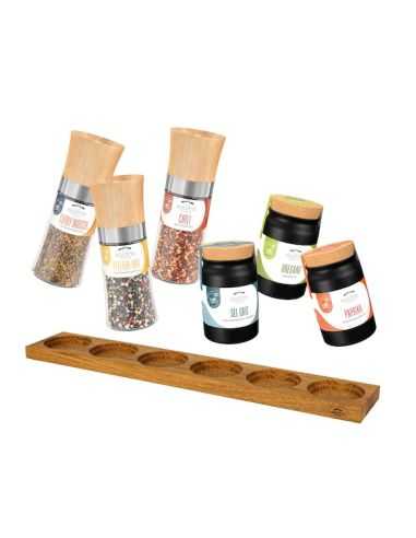 Sechs Gewürzbehälter, drei Bio-Mühlen mit Holzdeckel und drei schwarze Keramiktöpfchen mit Korkdeckel.