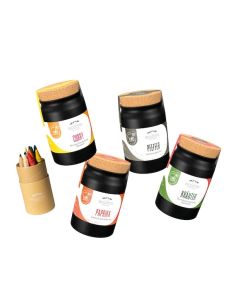 Vier schwarze Keramiktöpfchen mit unterschiedlich farbigen Etiketten, aufrecht und schräg nebeneinander, platziert.