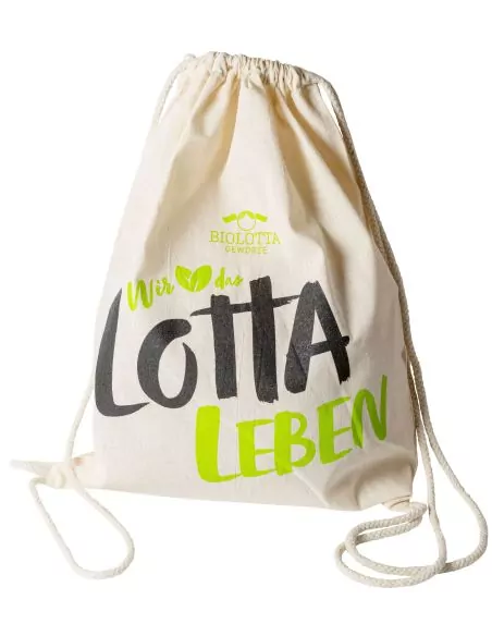 Beiger Turnbeutel mit Kordelzug und Aufdruck „Wir lieben das LOTTA LEBEN“ in Schwarz, Grün und Hellgrün.