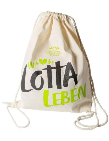 Beiger Turnbeutel mit Kordelzug und Aufdruck „Wir lieben das LOTTA LEBEN“ in Schwarz, Grün und Hellgrün.