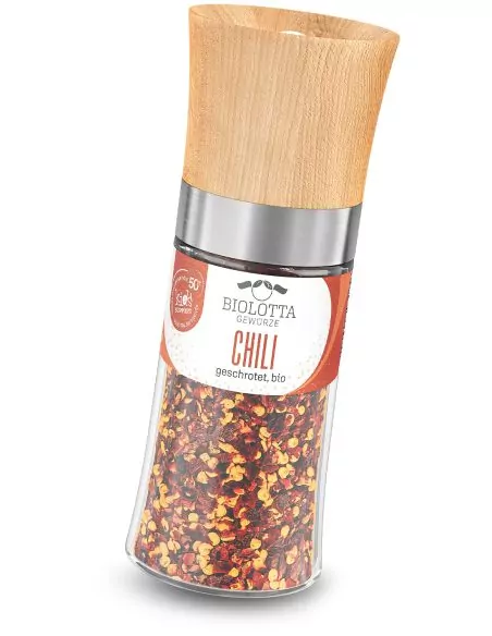 Transparente Gewürzmühle mit rotem Etikett mit der Aufschrift „CHILI geschrotet, Bio“ und Holzdeckel.
