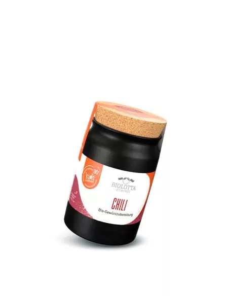 Schwarzes Keramiktöpfchen mit rot-weißem Etikett mit der Aufschrift „CHILI“