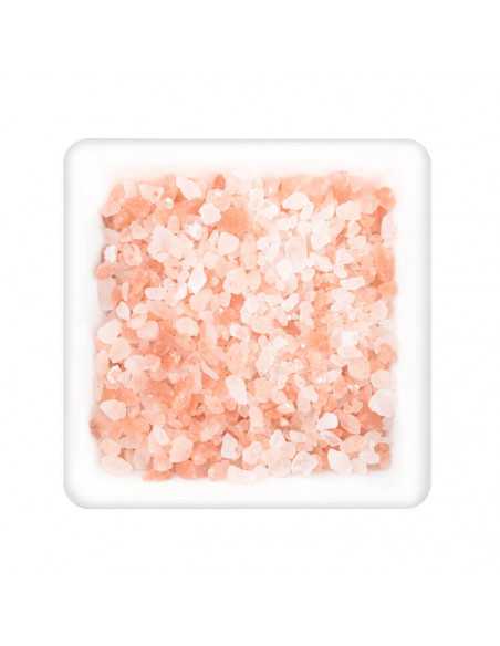 Quadratischer weißer Teller mit grobem rosafarbenem Salz