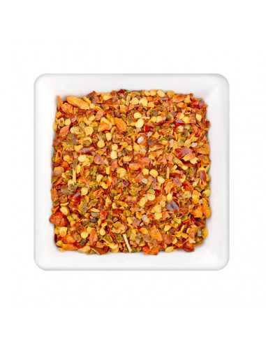 Grob geschnittene, rote Chiliflocken auf weißem, quadratischem Teller. Grob geschnittene, rote Chiliflocken auf weißem, quadratischem Teller.