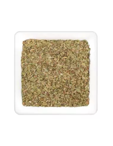 Quadratischer Teller mit grünlich-brauner, grob geschnittener Kräutermischung