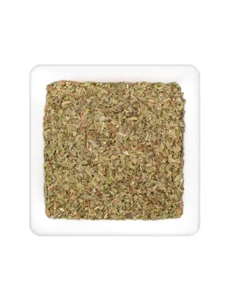 Quadratischer Teller mit grünlich-brauner, grob geschnittener Kräutermischung