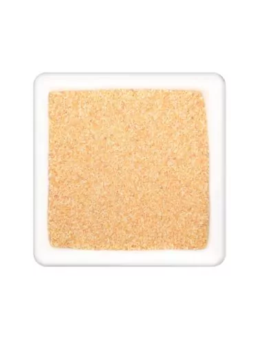 Quadratischer Teller mit fein granuliertem, hellbeigem Knoblauch