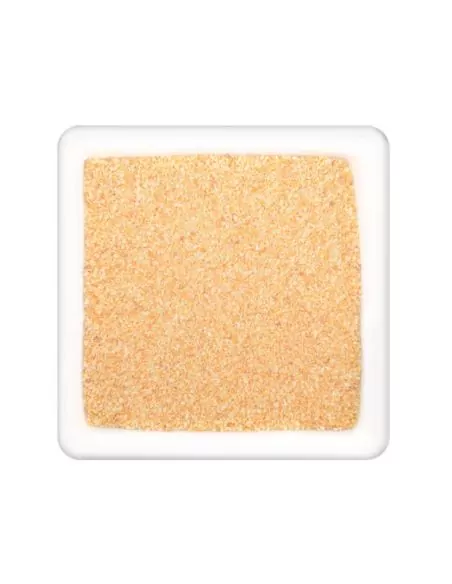 Quadratischer Teller mit fein granuliertem, hellbeigem Knoblauch