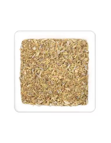 Quadratischer Teller mit grober, grünlich-brauner Kräutermischung