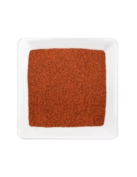 Quadratischer Teller mit fein gemahlenem, rotbraunem Paprikapulver
