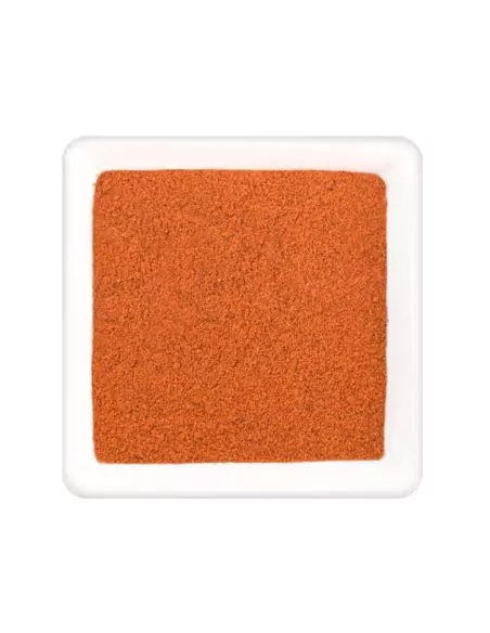 Quadratischer Teller mit fein gemahlenem, rötlich-orangem Paprikapulver Quadratischer Teller mit fein gemahlenem, rötlich-orangem Paprikapulver