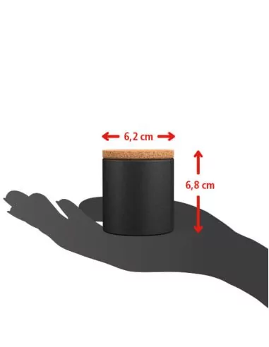 Schwarze Gewürzdose mit Korkdeckel auf gezeichneter Hand, mit Maßangaben 6,2 cm Breite und 6,8 cm Höhe.