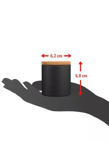 Schwarze Gewürzdose mit Korkdeckel auf gezeichneter Hand, mit Maßangaben 6,2 cm Breite und 6,8 cm Höhe.