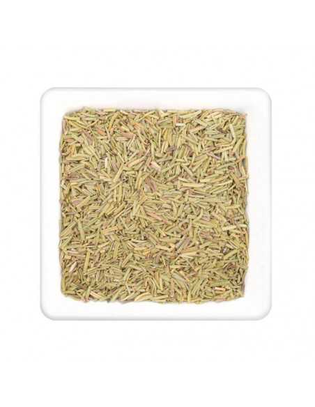 Getrocknete, grünlich-beige Rosmarinnadeln auf weißem, quadratischem Teller.