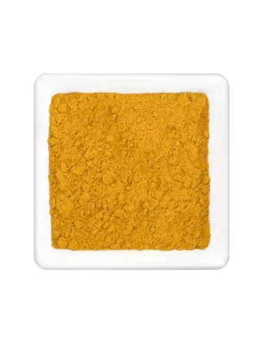 Fein gemahlenes, gelbes Currypulver in weißer Schale.