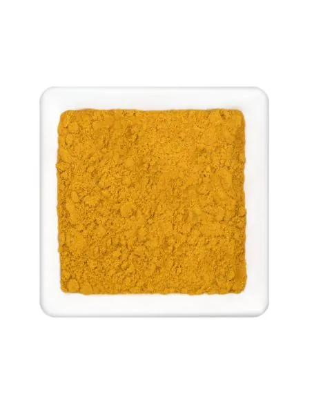 Fein gemahlenes, gelbes Currypulver in weißer Schale.