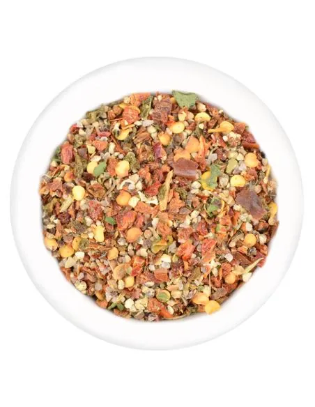 Bunte Gyros-und-Feta-Gewürzmischung mit Kräutern und Chiliflocken in weißer Schale.