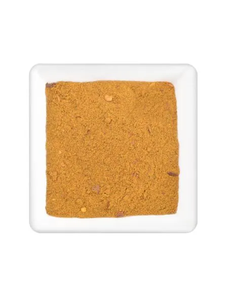 Fein gemahlene, goldbraune Ras-el-Hanout-Gewürzmischung in weißer Schale.