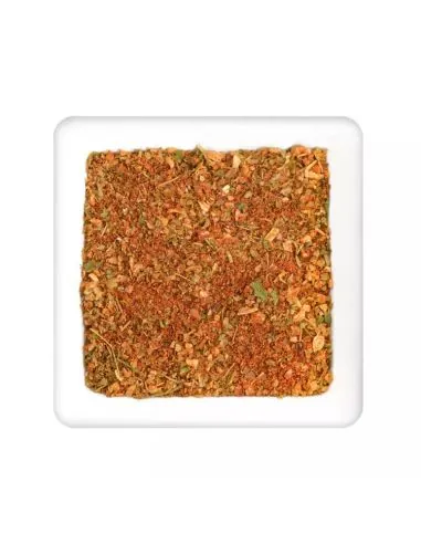 Rötlich-braune Pommes-Frites-Gewürzmischung in weißer Schale.