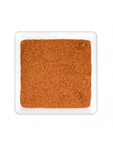 Feines, orangerotes Pulver gleichmäßig auf einem weißen quadratischen Teller verteilt.