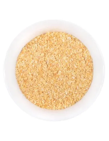 Getrocknete, geschnittene Bio-Zwiebeln in einer weißen Schale.