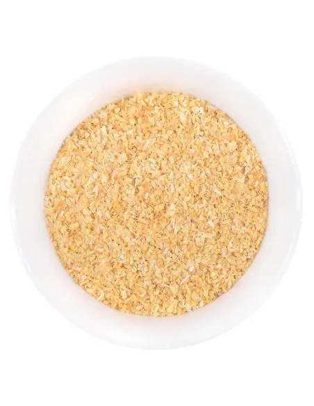 Getrocknete, geschnittene Bio-Zwiebeln in einer weißen Schale.