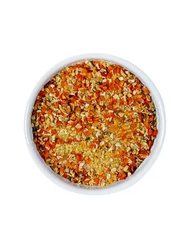 Bunte Mischung aus grobem Salz, getrockneten Kräutern und Gemüse in weißer Schale.