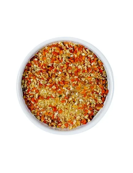 Bunte Mischung aus grobem Salz, getrockneten Kräutern und Gemüse in weißer Schale.