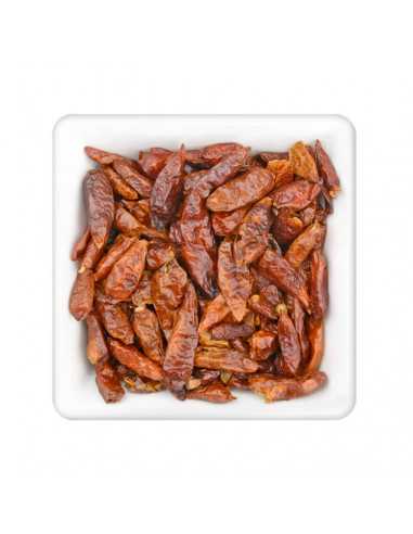 Quadratische, weiße Schale mit kleinen, rotbraunen, getrockneten Chilischoten.