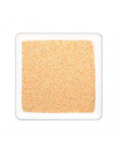 Hellbeiges, grobkörniges Knoblauchgranulat in weißer quadratischer Schale.