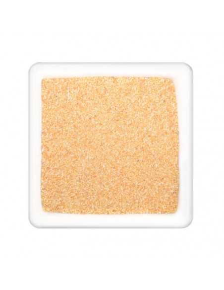 Hellbeiges, grobkörniges Knoblauchgranulat in weißer quadratischer Schale.