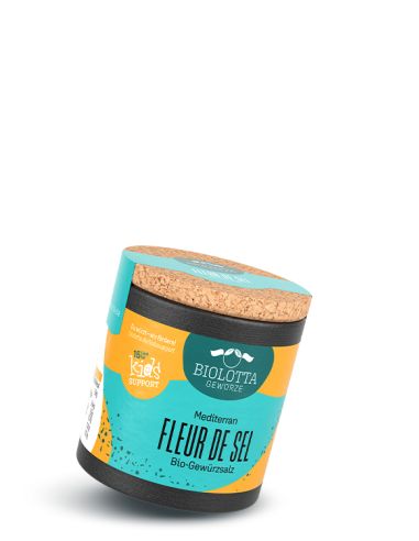 Schwarze Pappdose mit türkis-gelbem Etikett mit der Aufschrift Mediterran Fleur de Sel, Bio-Gewürzsalz