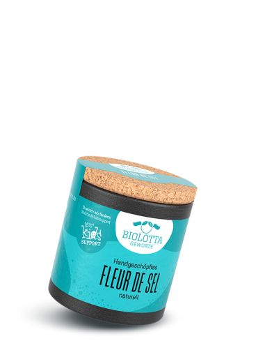 Schwarze Pappdose mit türkisfarbenem Etikett mit der Aufschrift Fleur de Sel, handgeschöpft, naturell