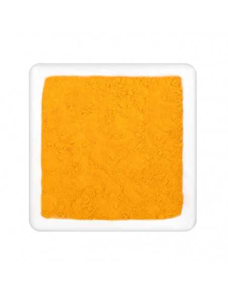 Quadratische weiße Schale, gleichmäßig gefüllt mit leuchtend gelbem, feinem Kurkumapulver.