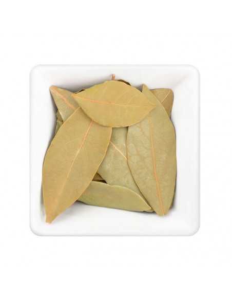 Weiße Schale mit mehreren getrockneten, hellgrünen Lorbeerblättern.