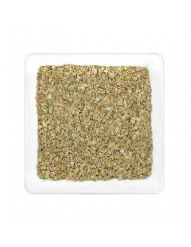 Viereckiger weißer Teller mit fein gerebeltem, hellgrünem Majoran. Viereckiger weißer Teller mit fein gerebeltem, hellgrünem Majoran.