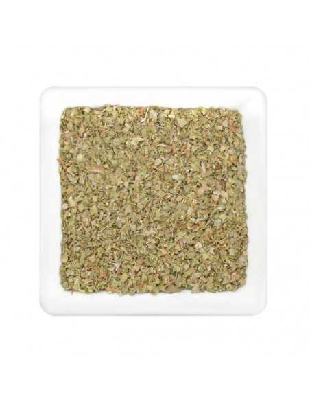 Viereckiger weißer Teller mit fein gerebeltem, hellgrünem Majoran. Viereckiger weißer Teller mit fein gerebeltem, hellgrünem Majoran.