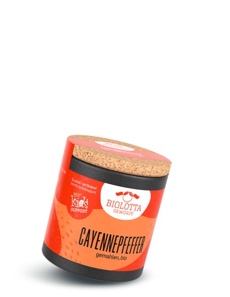 Orange-rote Pappdose mit Korkdeckel, schräg stehend, mit der Aufschrift „Cayennepfeffer gemahlen, bio“ auf dem Etikett.