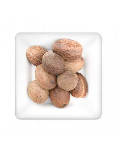 Weiße Schale mit mehreren ganzen, braun marmorierten Muskatnüssen.