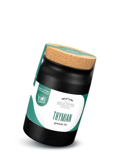 Schwarzes Keramiktöpfchen mit türkisgrün-weißem Etikett mit der Aufschrift „THYMIAN“.